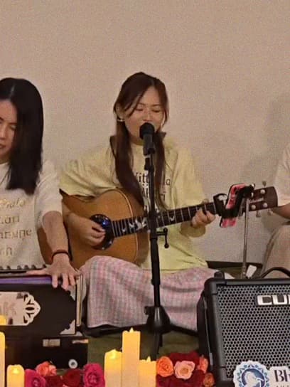 Candles and roses in a cream room, a harmonium and a guitar
