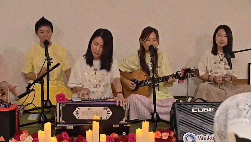 Kirtan with harmonium and guitar. Sound on.